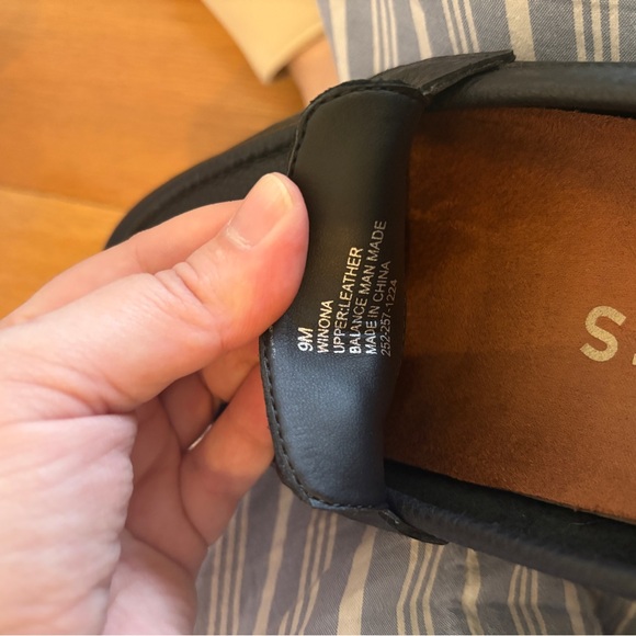 AEROSOLES Black Leather Women’s Loafers - Picture 5 of 5